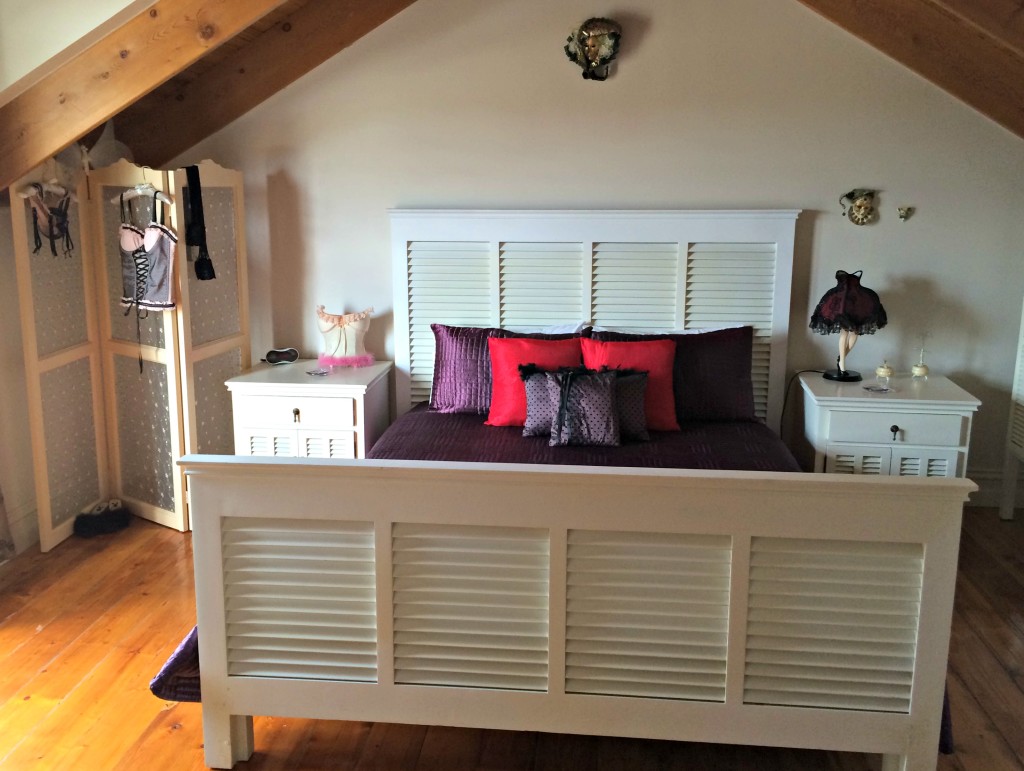50515-my bed-moulin-rouge-room-Pelican-Sands-Portarlington