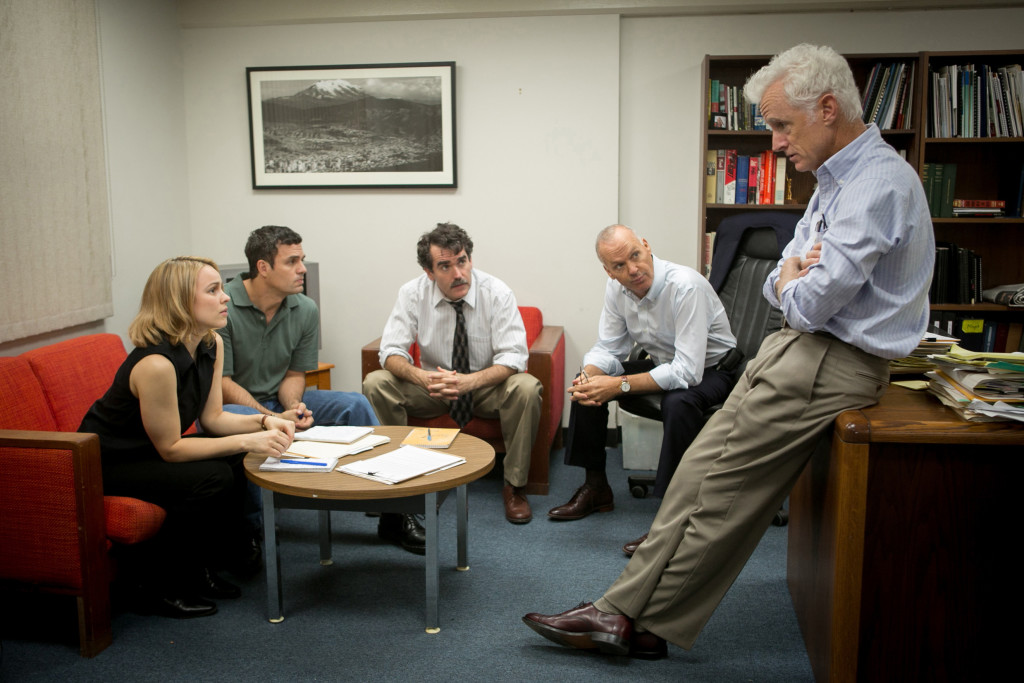 Sacha Pfeiffer (Rachel McAdams), Michael Rezendes (Mark Ruffalo), (Matt Carroll) Brian d?Arcy James, Walter ?Robby? Robinson (Michael Keaton) and Ben Bradlee, Jr. (John Slattery) in a scene from SPOTLIGHT, directed by Thomas McCarthy. In cinemas 28 January 2016. An Entertainment One Films release. For more information contact Claire Fromm: cfromm@entonegroup.com