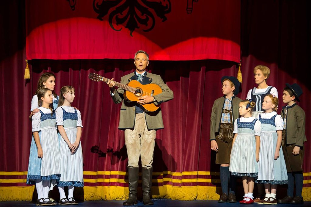 Daddo,Lelpamer and the children sing Edelweiss