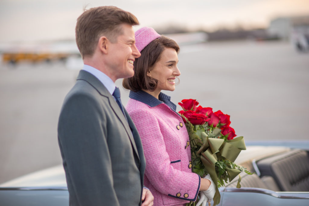 JFK (Casper Phillipson) and Jackie (Natalie Portman) arrive in Dallas.