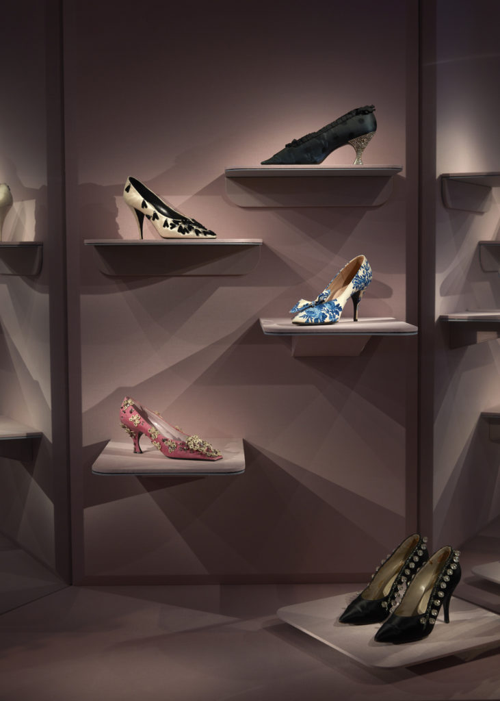 The exhibition features a section dedicated to accessories including shoes.